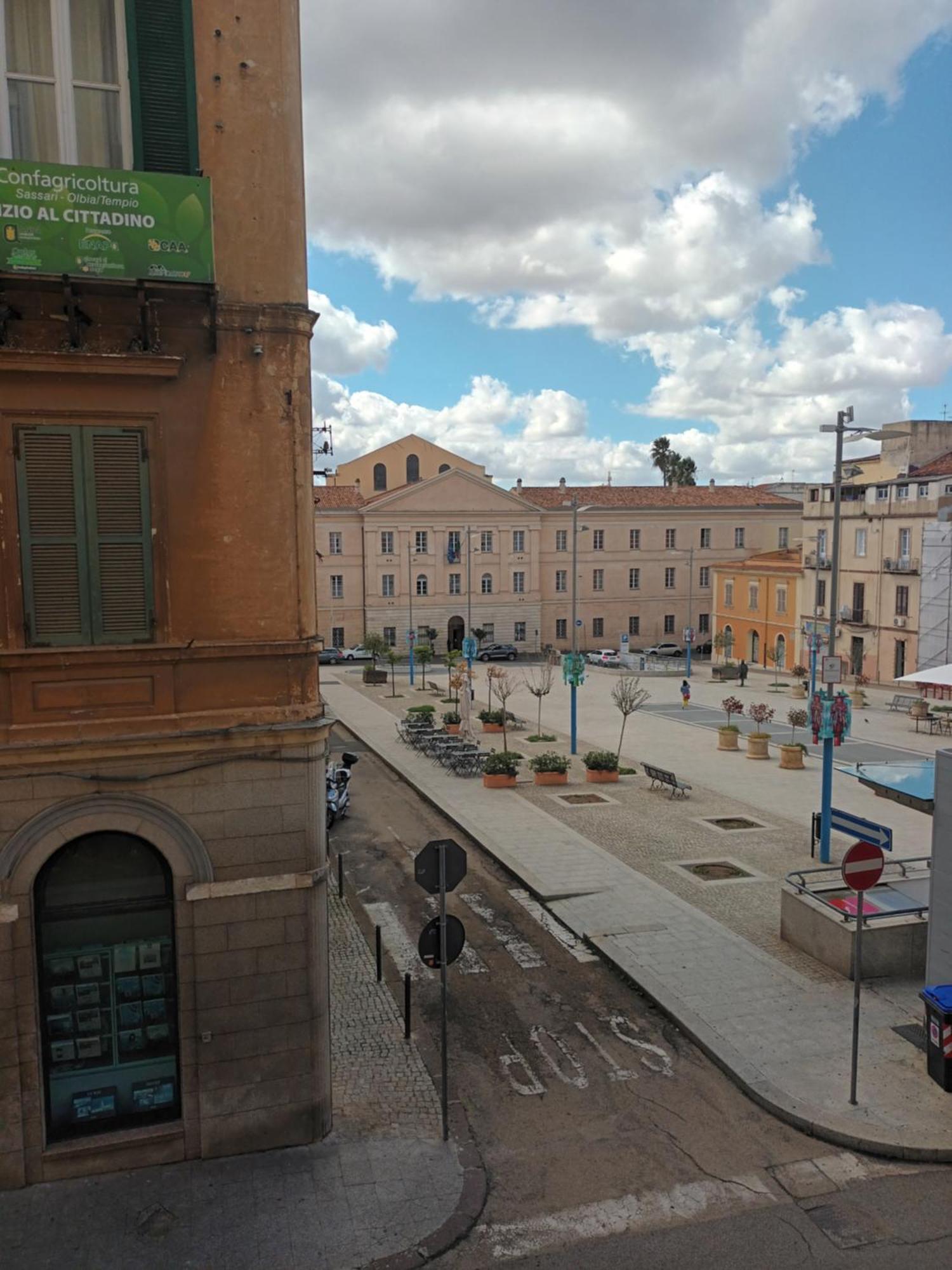 ساساري B&B Le Finestre Su Via Cavour المظهر الخارجي الصورة