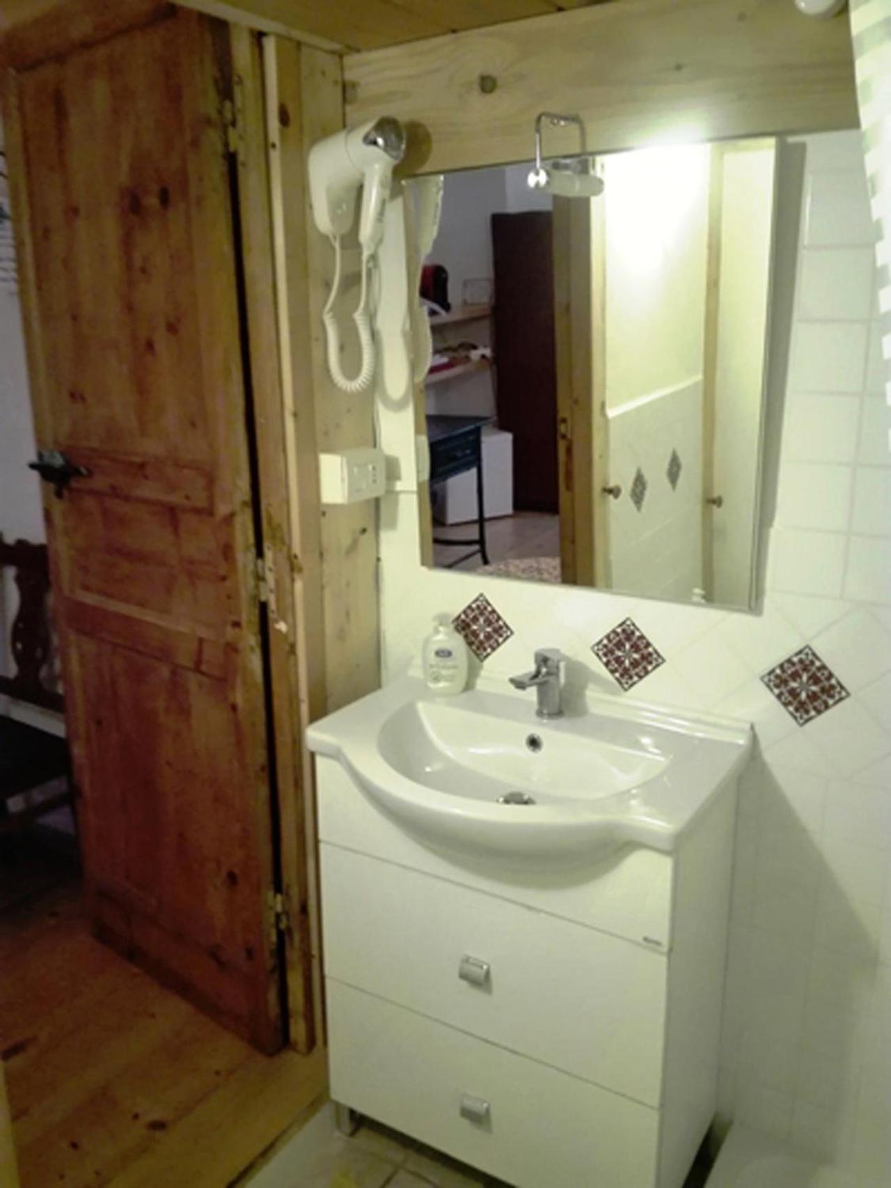 ساساري B&B Le Finestre Su Via Cavour الغرفة الصورة