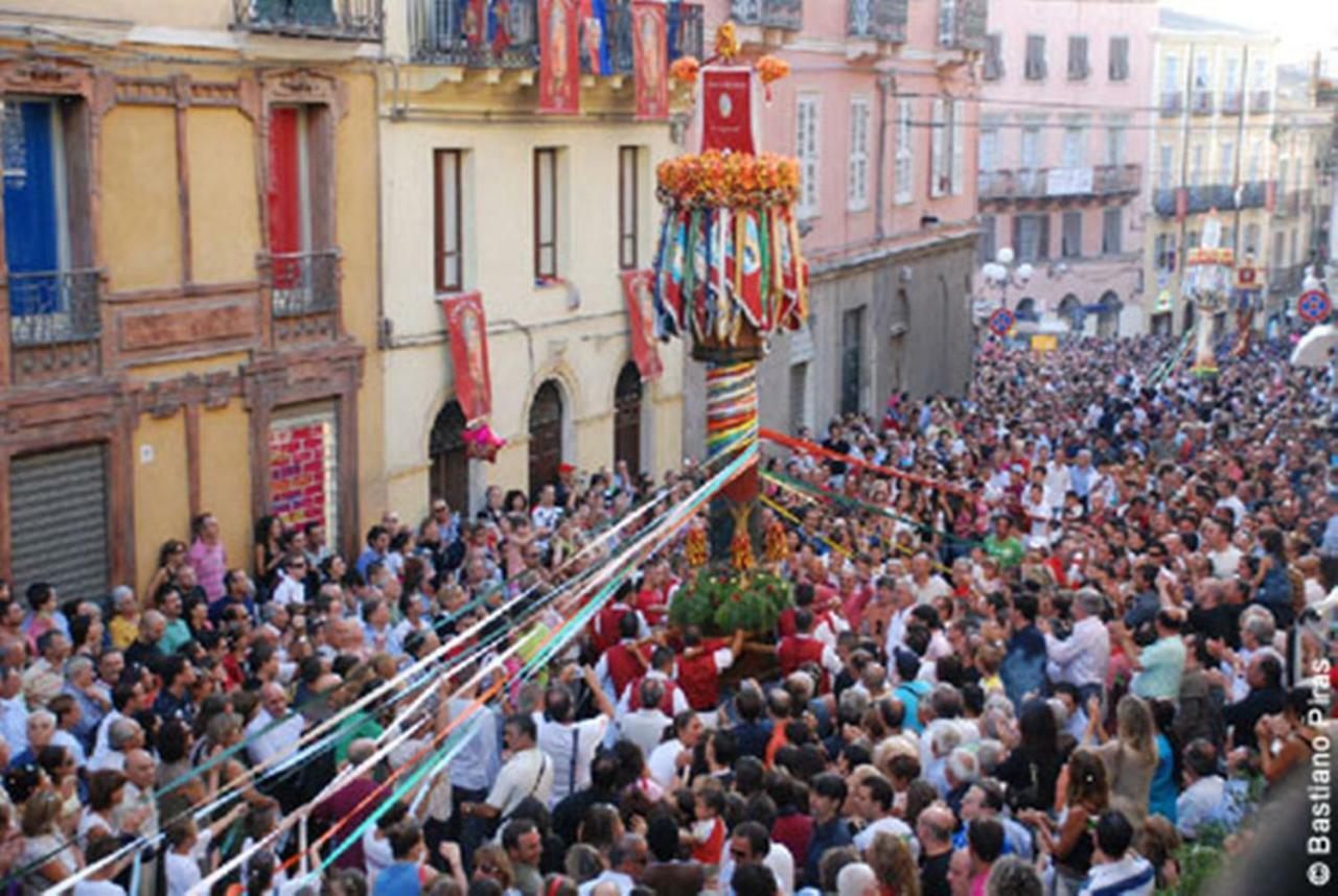 ساساري B&B Le Finestre Su Via Cavour المظهر الخارجي الصورة